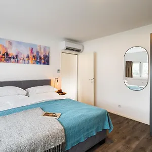 Urban Island I Riverside Daire